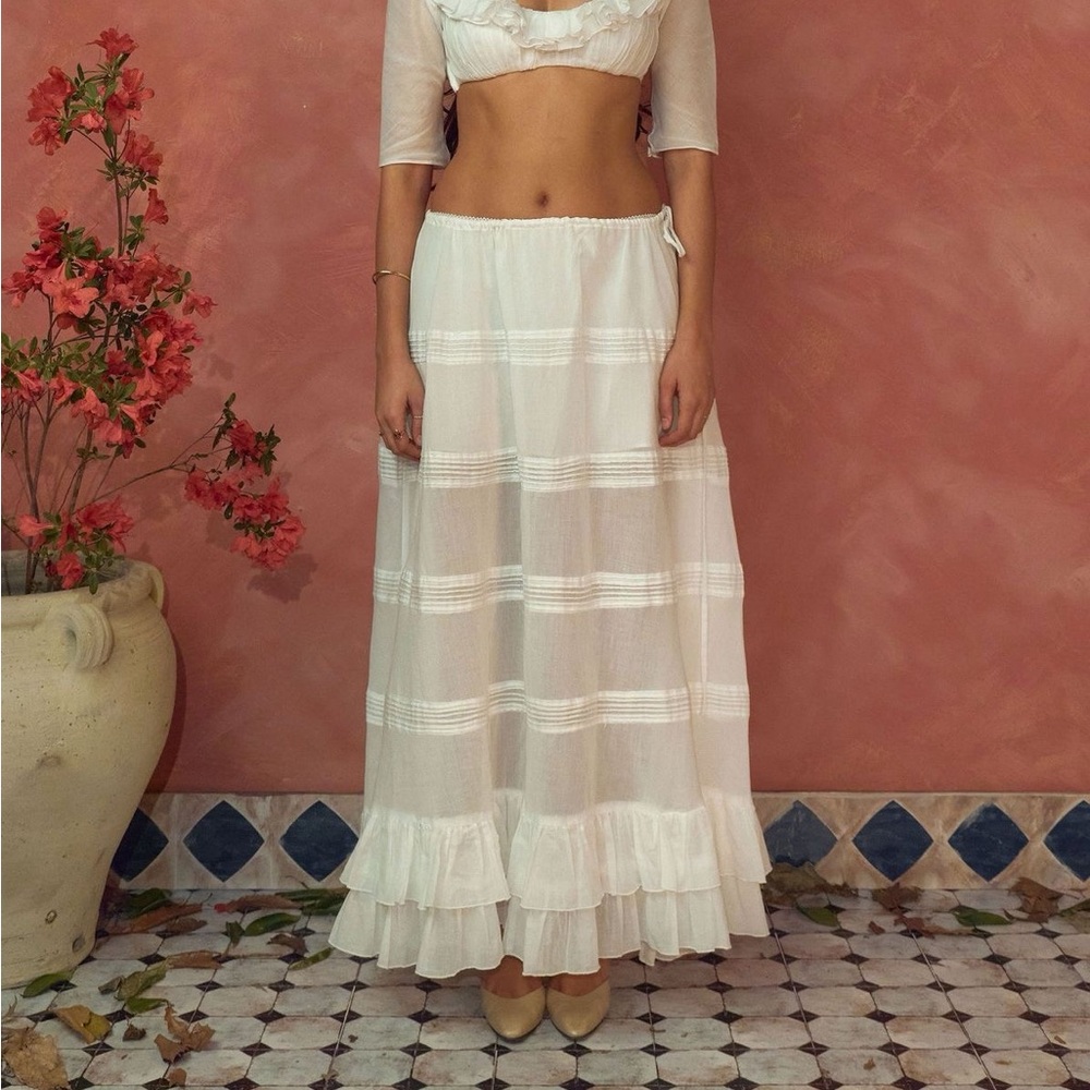 NWT mirror palais mirage bustle skirt in white rose
